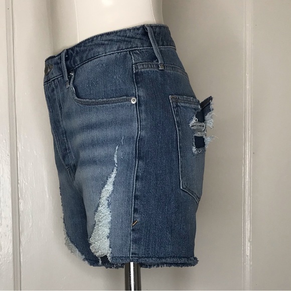 Good American The Bombshell Distressed High Waisted Shorts Size 4/27 - Picture 4 of 6